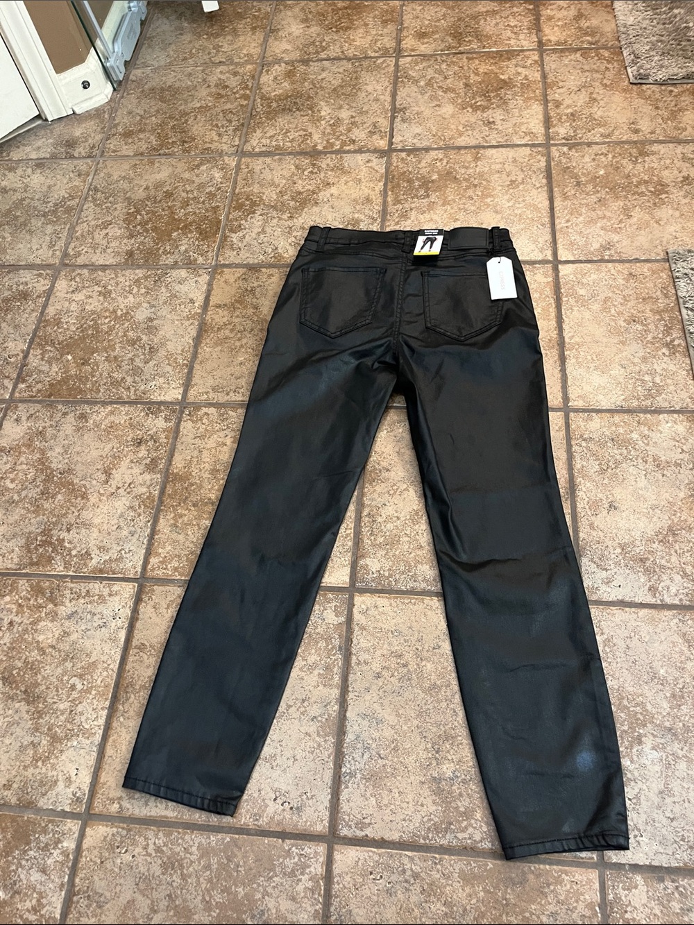 Express Women’s Black Straight-Leg Coated Skinny Jeans Size 8 NWT - Picture 8 of 8